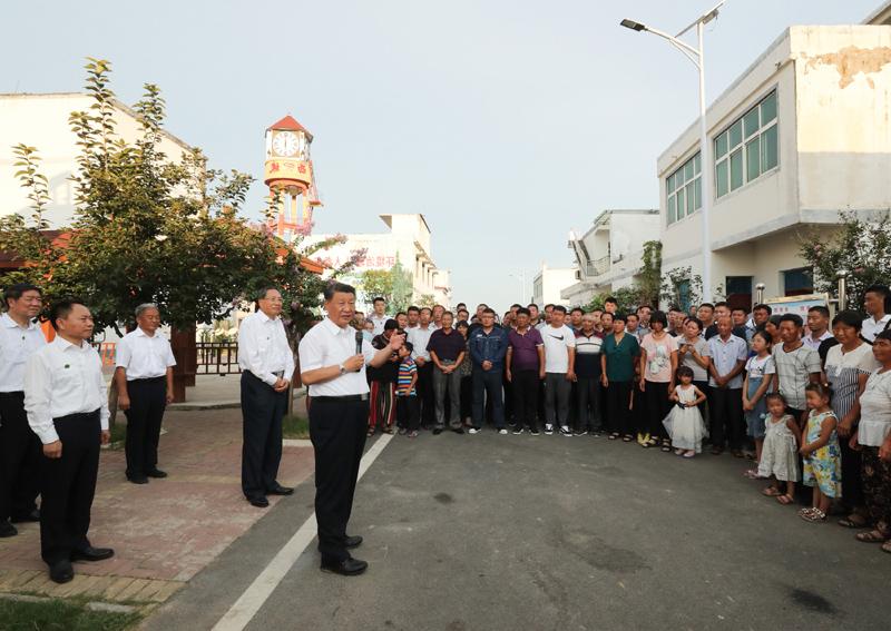 8月18日至21日，中共中央总书记、国家主席、中央军委主席习近平在安徽省考察。这是18日下午，习近平在阜阳市阜南县蒙洼蓄洪区曹集镇利民村西田坡庄台，看望慰问受灾群众。