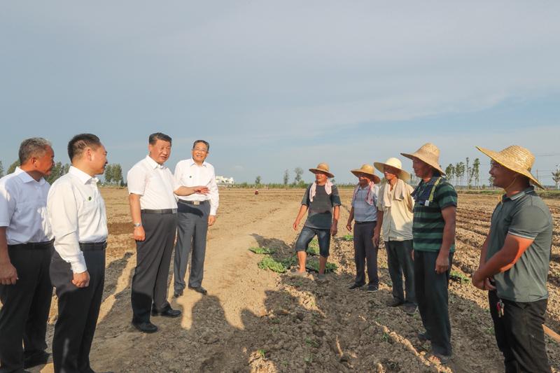 8月18日至21日，中共中央总书记、国家主席、中央军委主席习近平在安徽省考察。这是18日下午，习近平在阜阳市阜南县蒙洼蓄洪区，同正在退水地块补种蔬菜的乡亲们亲切交流。