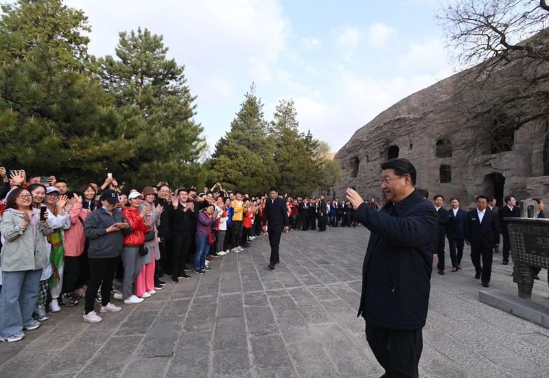 5月11日至12日，中共中央总书记、国家主席、中央军委主席习近平在山西考察。这是5月11日下午，习近平在大同市云冈石窟考察时，向游客们挥手致意。新华社记者 李学仁 摄