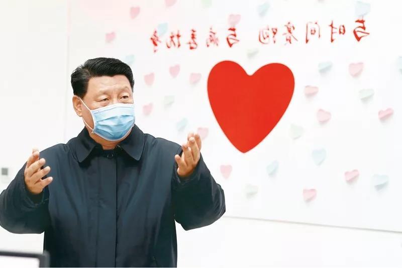 　　2020年2月10日，中共中央总书记、国家主席、中央军委主席习近平在北京调研指导新冠肺炎疫情防控工作。这是习近平在朝阳区疾病预防控制中心调研。新华社记者 刘彬/摄